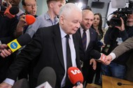 Jarosław Kaczyński (C) oraz członek komisji, poseł PiS Mariusz Gosek (C-P) w przerwie komisji śledczej ds. Pegasusa