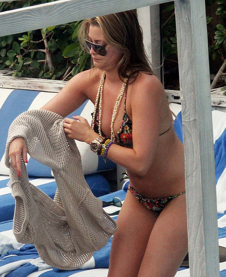 Holly Valance na basenie w Miami Beach