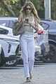 Gisele Bündchen egyszerű, mégis sikkes szettben igyekszik egy találkozóra