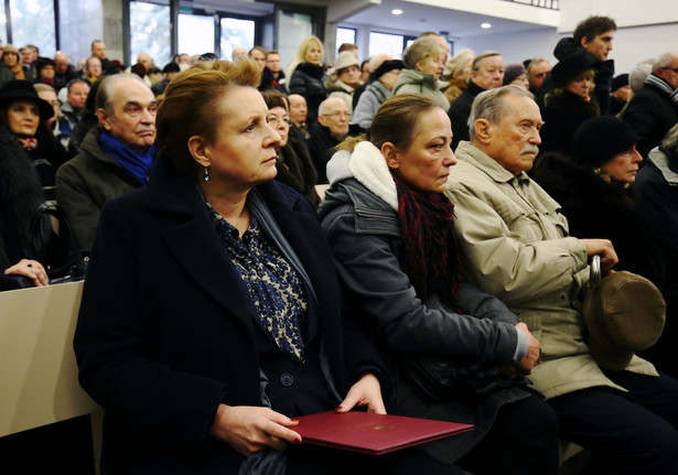 Pomnik smoleński przed pałacem? Minister mówi, że nie ma miejsca