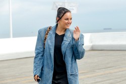 Mikroszorty - Ewa Farna na molo w Sopocie odważnie zinterpretowała gorący trend lata [FOTO]