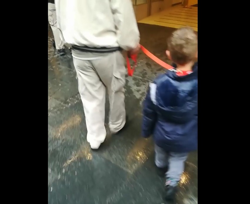 Dečaka je na zaprepašćenje prolaznika starija osoba vodila na povocu