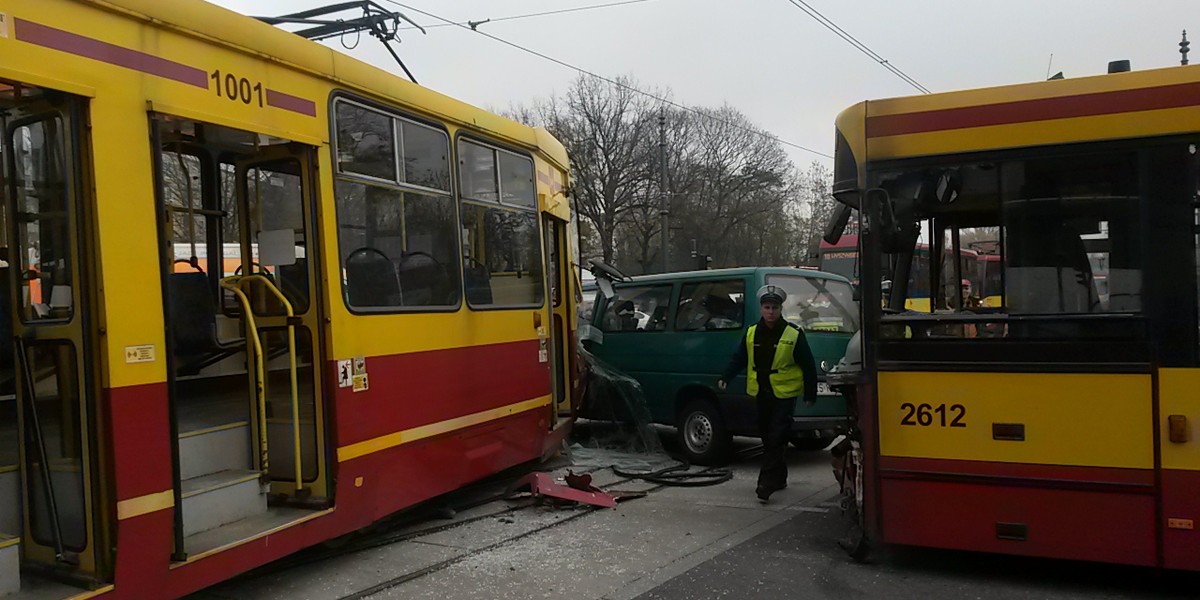 Wypadek na skrzyżowaniu al. Mickiewicza z al. Jana Pawła II