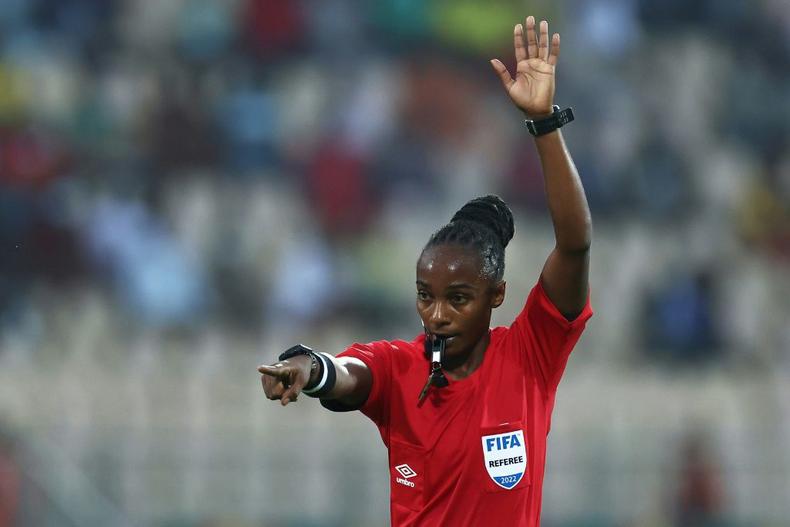 L'arbitre rwandais qui a marqué l'histoire, Salema Mukansanga, marque des points lors d'un match du groupe B de la Coupe d'Afrique des nations entre le Zimbabwe et la Guinée à Yaoundé mardi.