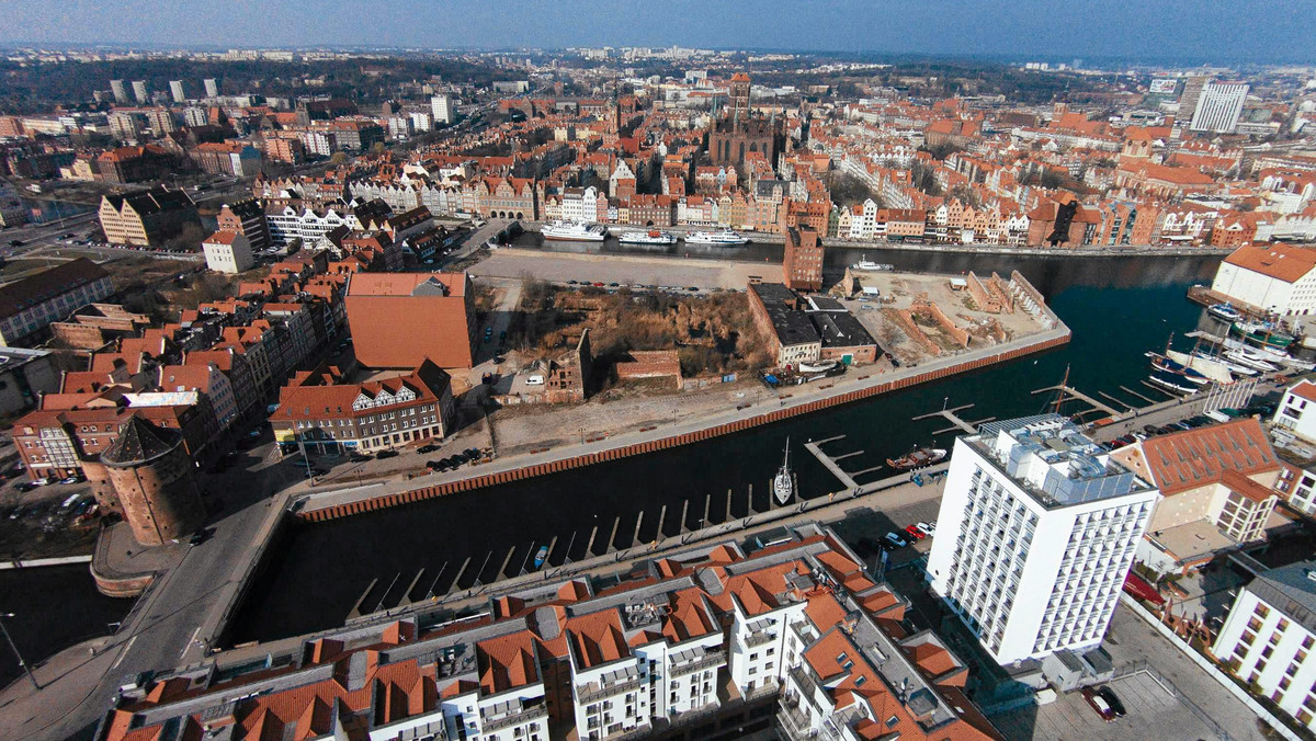 Do 2023 r. ma zakończyć się zagospodarowanie północnego cypla Wyspy Spichrzów w Gdańsku, atrakcyjnie położonego terenu w centrum miasta, które nie zostało odbudowane od czasów II wojny światowej. Mają tam powstać obiekty usługowe, mieszkania i hotel.