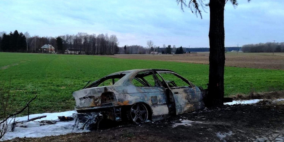 Dramatyczny pościg na Podlasiu. Auto uderzyło w drzewo i spłonęło