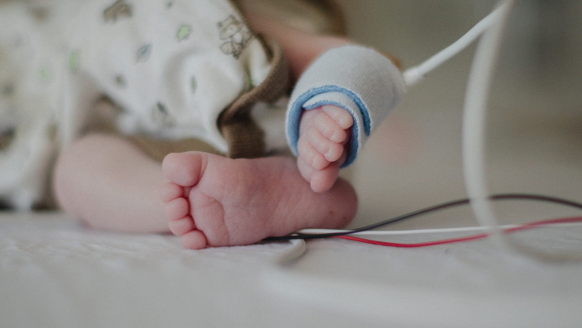 Najmniejszy noworodek świata właśnie opuścił szpital. Chłopiec z Tokio przyszedł na świat w 24. tygodniu ciąży i ważył zaledwie 268 gramów. Dzięki odpowiedniej opiece i leczeniu na oddziale osiągnął masę 3,238 kg i został wypisany do domu w stanie dobrym. Jego zdrowiu i życiu nie zagraża już żadne niebezpieczeństwo.