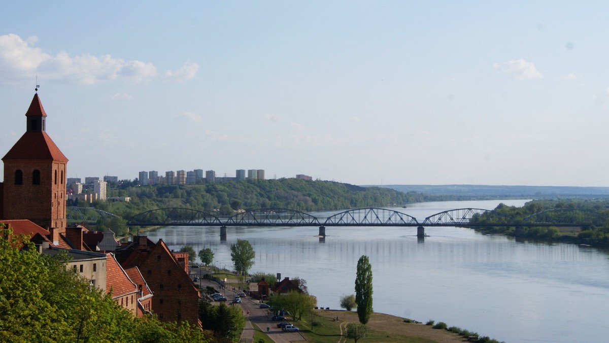 Grudziądzanie i mieszkańcy okolicznych gmin mają wreszcie szansę na szeroką ścieżkę na moście przez Wisłę, którą nie tylko będą mogli bezpiecznie przeprawiać się na drugi brzeg pieszo, ale również rowerem.