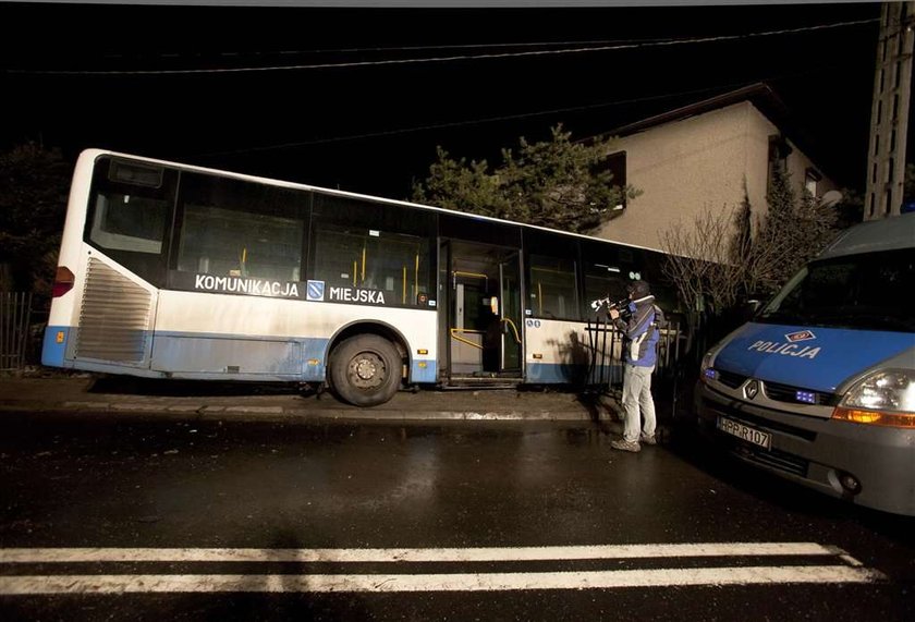 Śnieżyca w Rybniku. Autobus wjechał w dom! FOTO