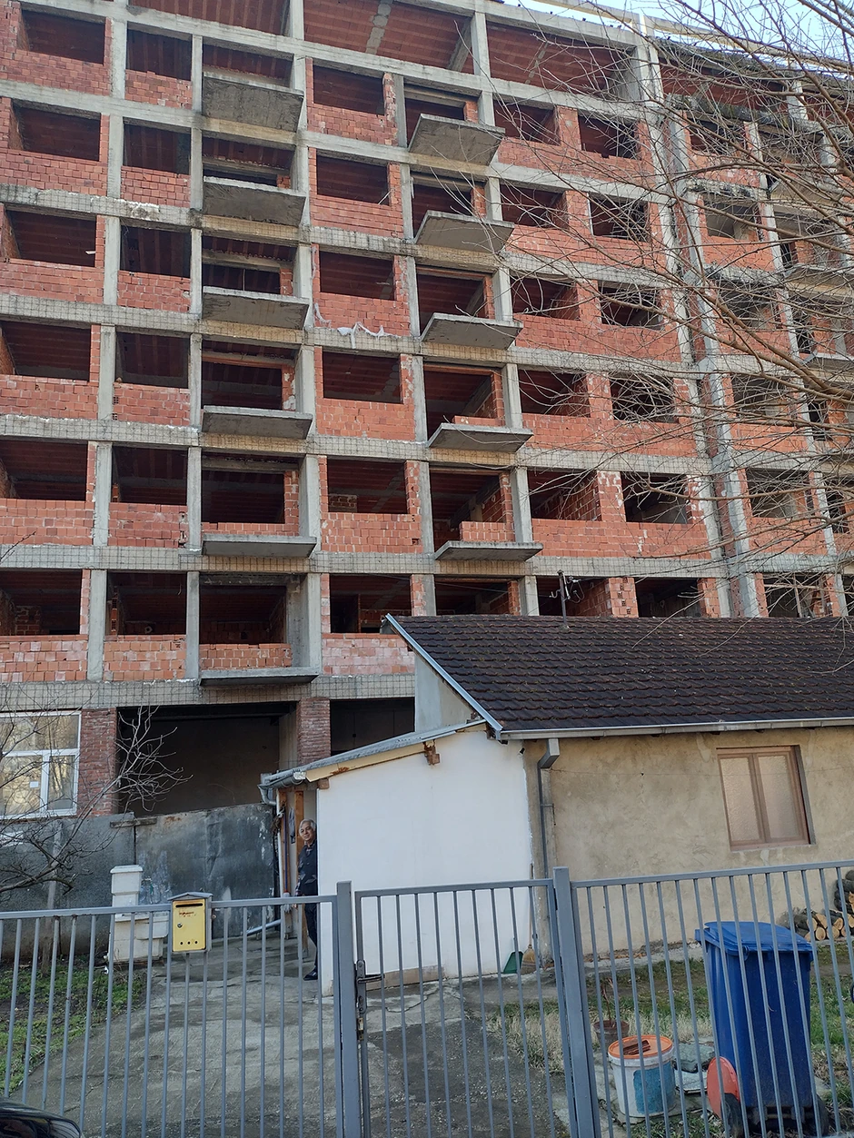 Milorad i Snežana Savić zive ispod zgrade u ulici Branka Krsmanovića