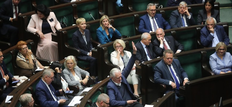 Partie Ziobry i Gowina nie istnieją bez PiS. Ugrupowanie Kaczyńskiego liderem [SONDAŻ]