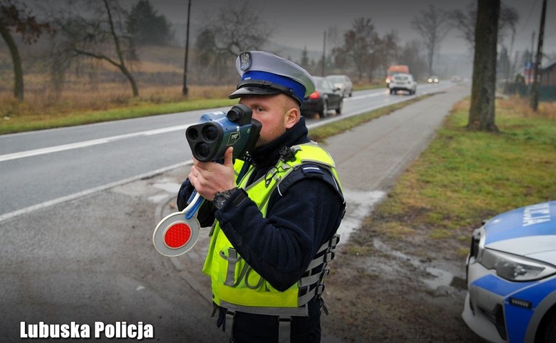 Policjant miernikiem laserowym kontroluje prędkość