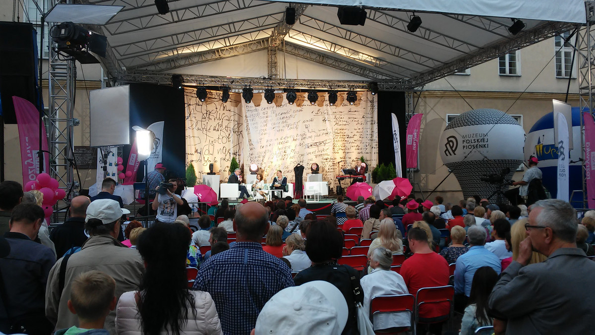 Rozpoczął się 53 Krajowy Festiwal Polskiej Piosenki. W amfiteatrze oglądamy już pierwsze koncerty, a na Rynku przy ratuszu rozstawiono Kawiarenkę z Gwiazdami oraz Strefę Widza.