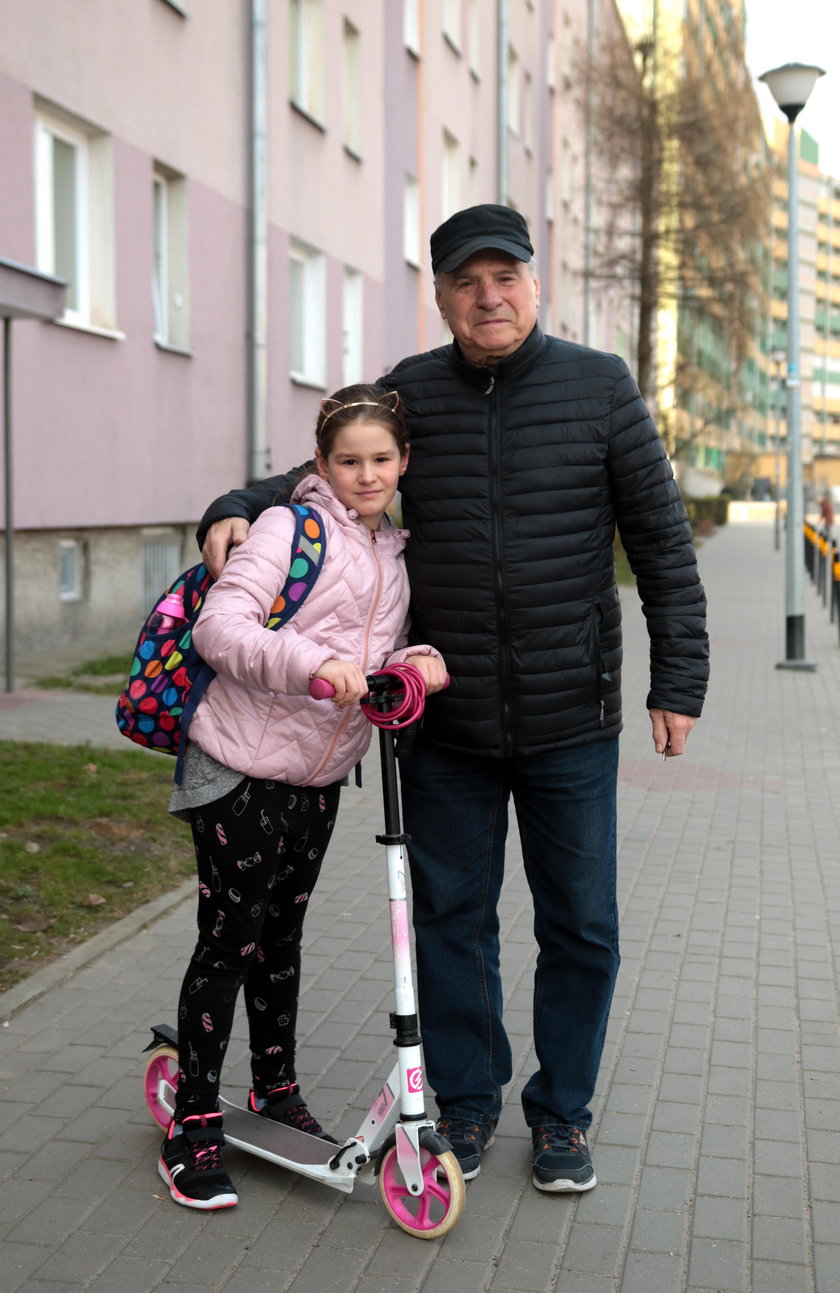 Jerzy Wawrzyniak (75 l.) z wnuczką Karoliną (9 l.)