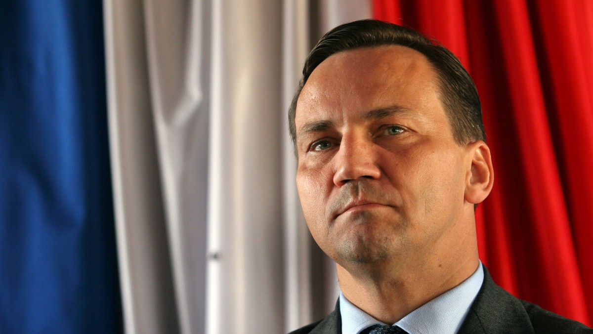 - To taki klimatyczny symbol IV RP. Ja jednak nikogo nie nagrywam - oświadczył w TOK FM Radosław Sikorski. - To dziwne, że minister Michał Kamiński nie chce ujawnić zapisu tej rozmowy, tym bardziej, ze sam jej nie zna - dodał. Minister powiedział także, że umowę ws. tarczy antyrakietowej otrzymał już mailem.