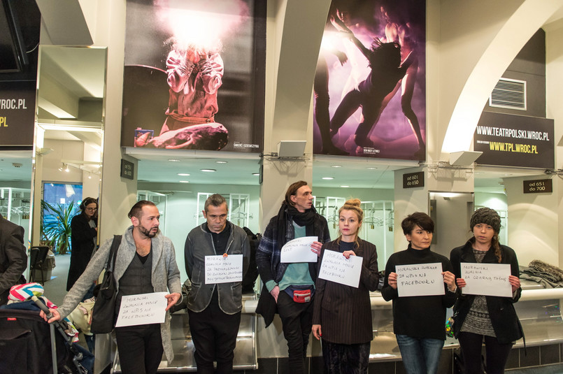 Aktorzy protestują we foyer Teatru Polskiego we Wrocławiu