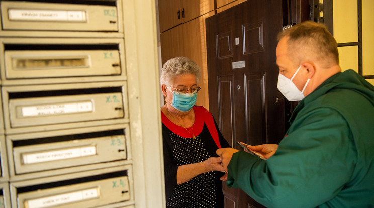 Mint az ismert, postai, illetve elektronikus úton is ki lehet küldeni a nyugdíjakat aszerint, hogy az érintett nyugdíjas melyik folyósítási formát kérte / Fotó: MTI/Balogh Zoltán