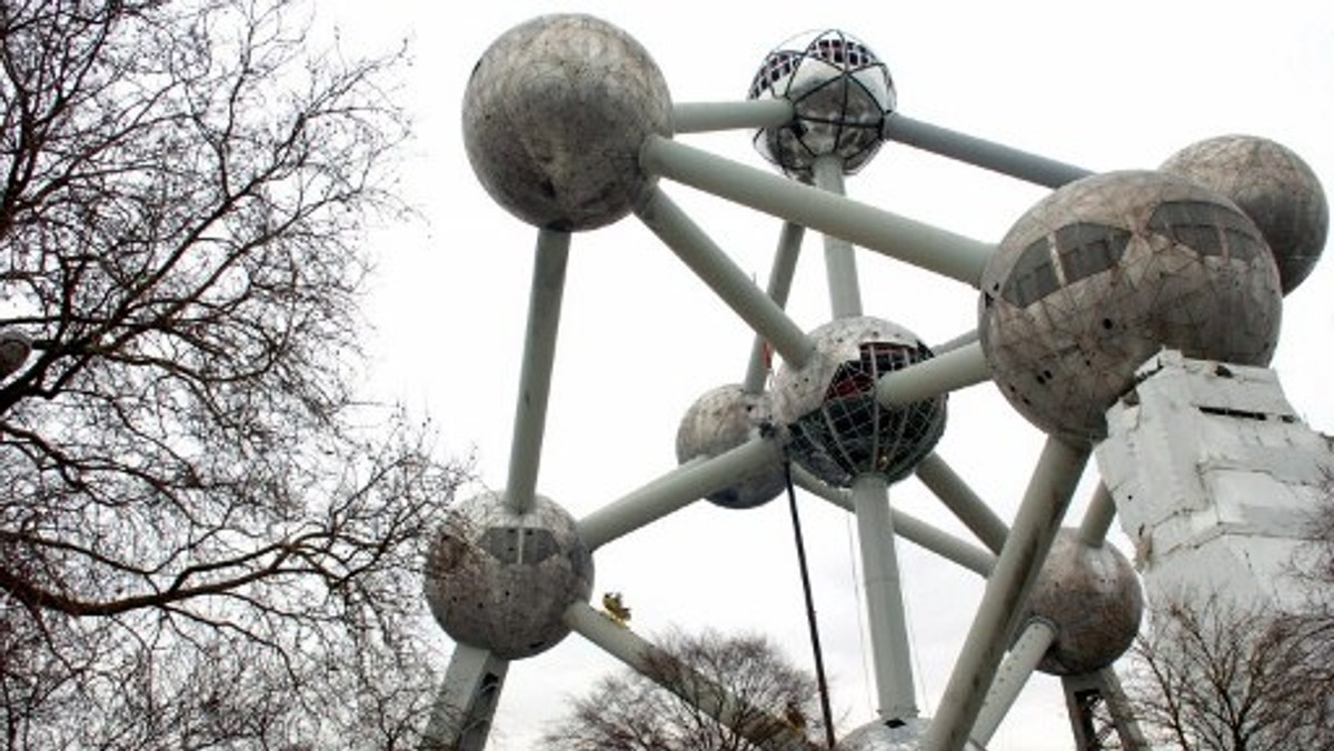 Symbol Belgii, Atomium, czyli wybudowany na światową wystawę Expo w 1958 roku gigantyczny model przedstawiający powiększony 165 mld razy fragment struktury kryształu żelaza, szarzeje z powodu paliwa tryskającego z samolotów latających na pobliskie lotnisko.