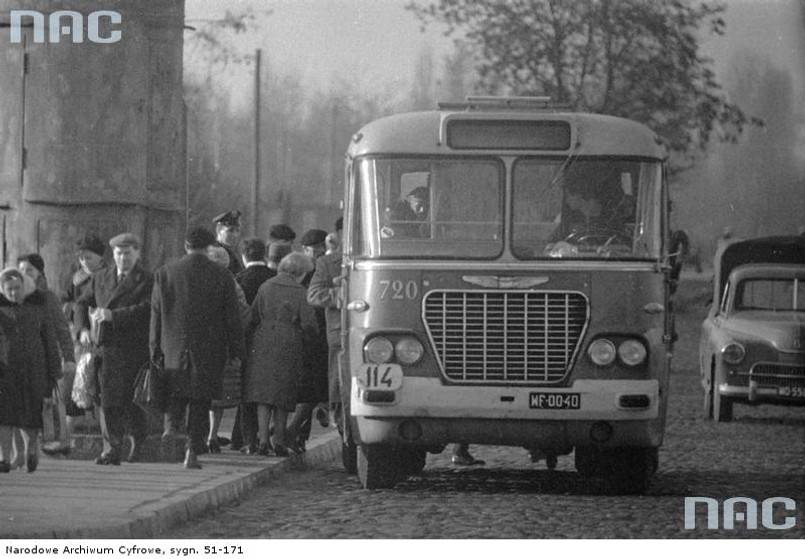 Pojazdy z Węgier - choć nie takie, jak wprowadzone do eksploatacji w 1978 roku - były w stolicy już znane. W grudniu 1960 roku stolica dostała partię Ikarusów 620. Te "solówki" zabierały 22 pasażerów na miejscach siedzących i 55 stojących. Łącznie kursowało 179 Ikarusów 620. Zostały wycofane z ruchu w Warszawie w marcu 1969 roku. Wydawało się, że już nie wrócą. A jednak wróciły. Odmienione. Bo model 280.11 był zupełnie inny od 620... Dlaczego Ikarus?