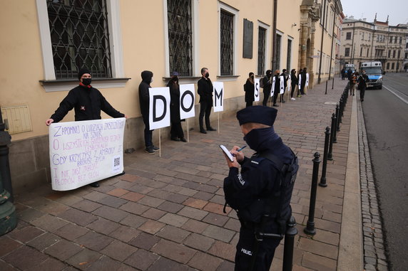 Strajk kobiet po wyroku TK w sprawie aborcji. Protestujący ułożyli napis "Dom Szatana" przed krakowską kurią