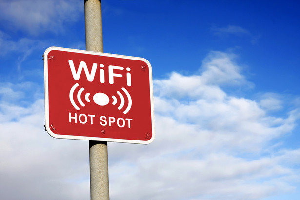 Czy leci z nami wi-fi? LOT wprowadzi internet w samolotach