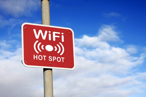 Czy leci z nami wi-fi? LOT wprowadzi internet w samolotach