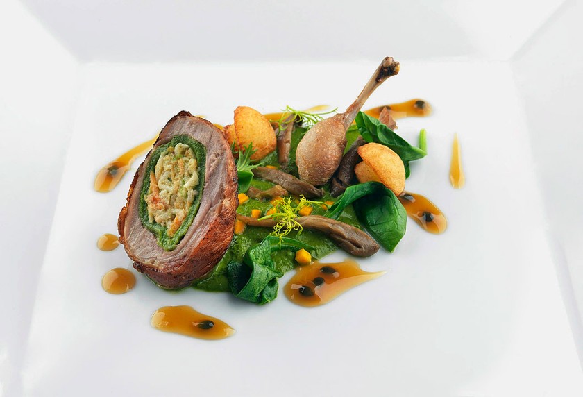 Küchenchef Jordan Webb nutzt, was ihm seine Umgebung bietet, um überraschende Kreationen zu zaubern.