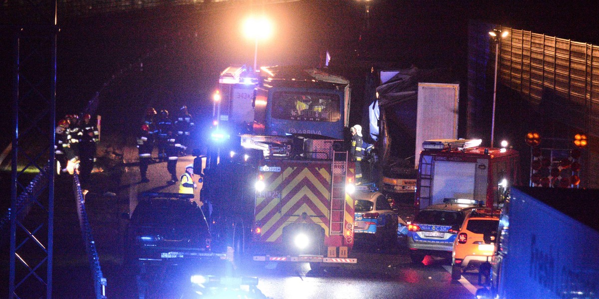 Wypadek niedaleko Torunia z udziałem autobusu i ciężarówek