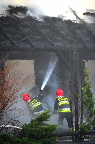 Dogaszanie pożaru w Szczecinie. Spłonęła restauracja 'Chałupa'