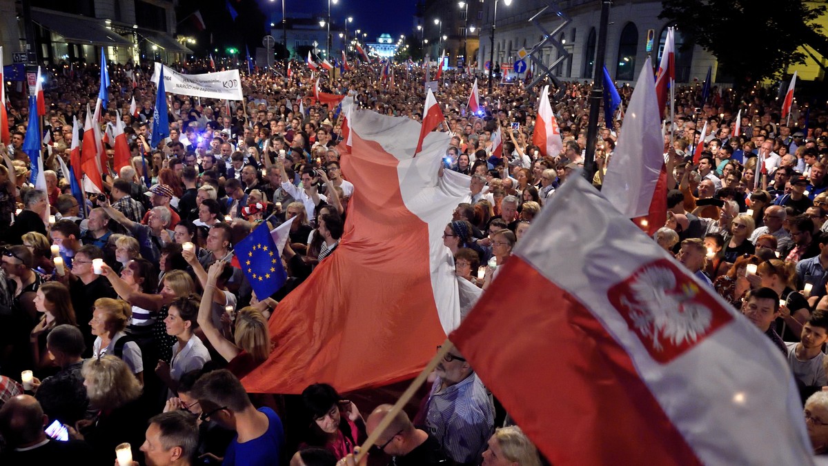 Demonstracja KOD pod Sejmem (Komitet Obrony Demokracji) przeciwko reformom PiS w wymiarze sprawiedli