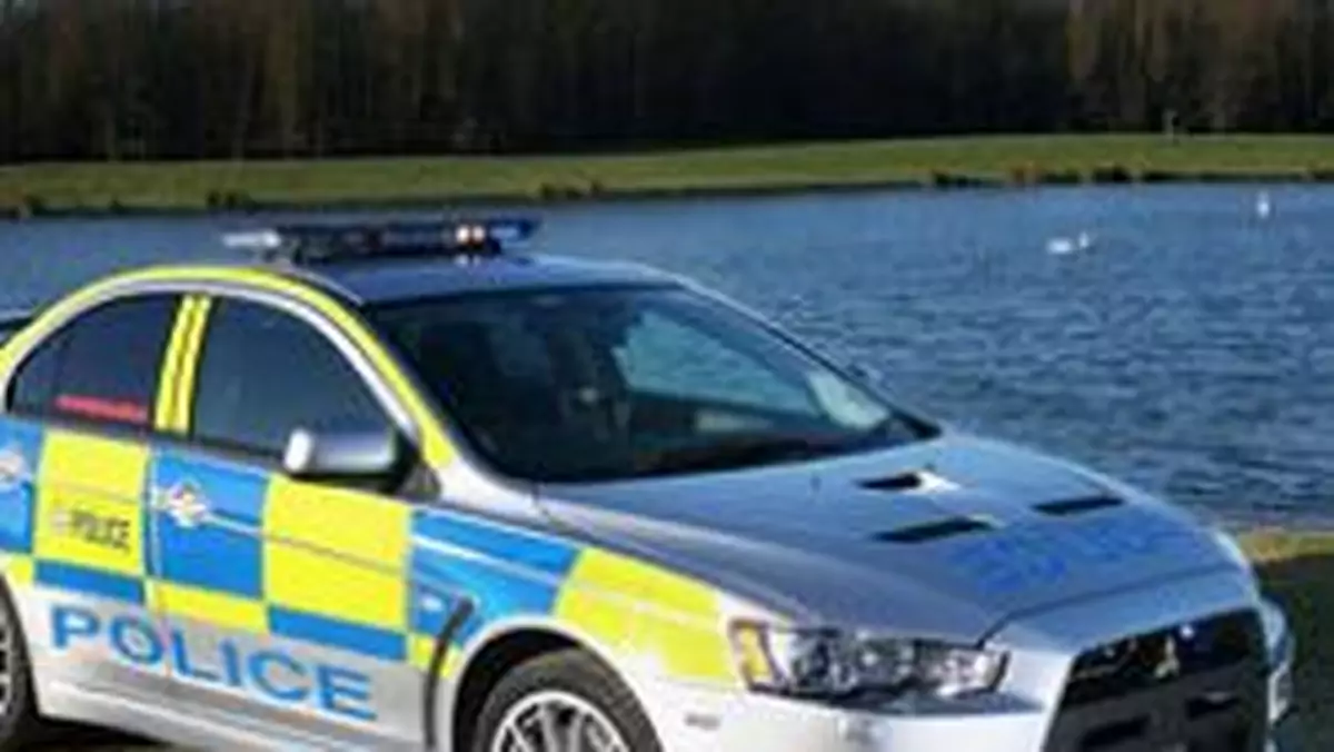 Brytyjska policja ściga piratów Mitsubishi Evo.