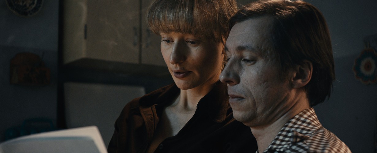 <strong>Jestem mordercą, reż. Maciej Pieprzyca</strong>
<br><br>
Thriller inspirowany prawdziwymi wydarzeniami z początku lat 70-tych. Główny bohater filmu, Janusz Jasiński, jest młodym porucznikiem milicji. Po kolejnych niepowodzeniach śledztwa w sprawie brutalnych zabójstw kobiet, zostaje mianowany nowym szefem grupy dochodzeniowej. Stara się zrobić wszystko, by wykorzystać życiową szansę i złapać seryjnego mordercę. Jak wiele będzie w stanie poświęcić dla śledztwa? 
<br><br>
[opis dystrybutora]