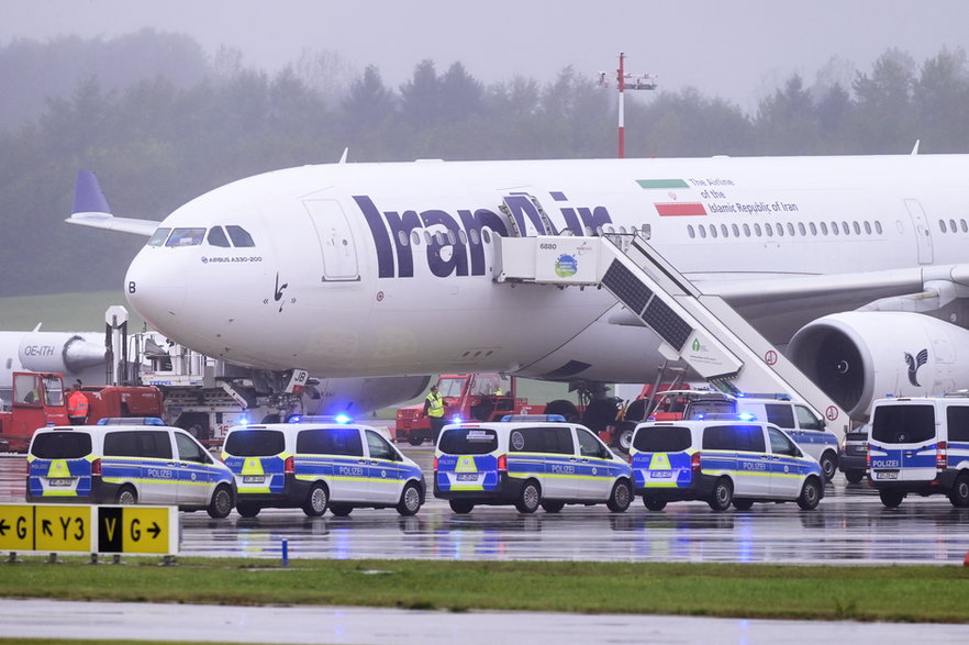 Policyjne pojazdy ratunkowe stoją przed samolotem Iran Air na lotnisku w Hamburgu, 9 października 2023 r.