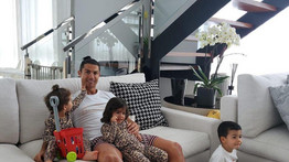 Aranyos családi fotót mutatott Ronaldo: szülinapot ünnepeltek