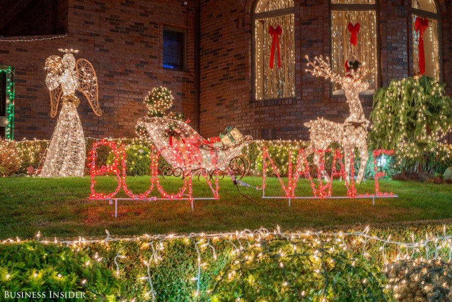 Przed tym domem stoi napis "Buon Natale", czyli "Wesołych Świąt" po włosku