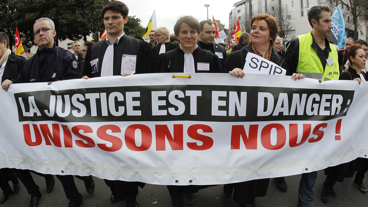 Sędziowie i adwokaci manifestowali masowo na ulicach francuskich miast swoje oburzenie niedawnymi słowami prezydenta Nicolasa Sarkozy'ego o "niedomaganiach" sądownictwa. Z powodu strajku w sądach nie odbyło się wiele rozpraw.