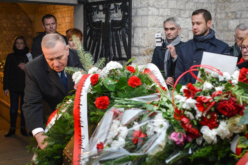 Schetyna składa wieniec na grobie Kaczyńskich