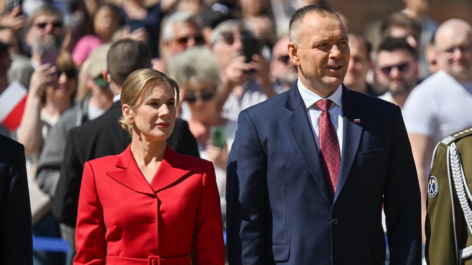Marta Nawrocka w czerwieni na Dzień Flagi: świadoma deklaracja czy błąd w proporcjach? — image 3