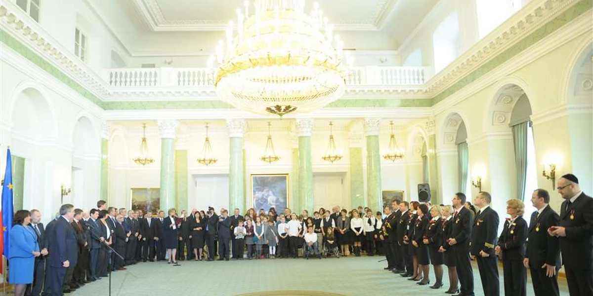 Prezydent odznaczył kpt. Wronę i ...