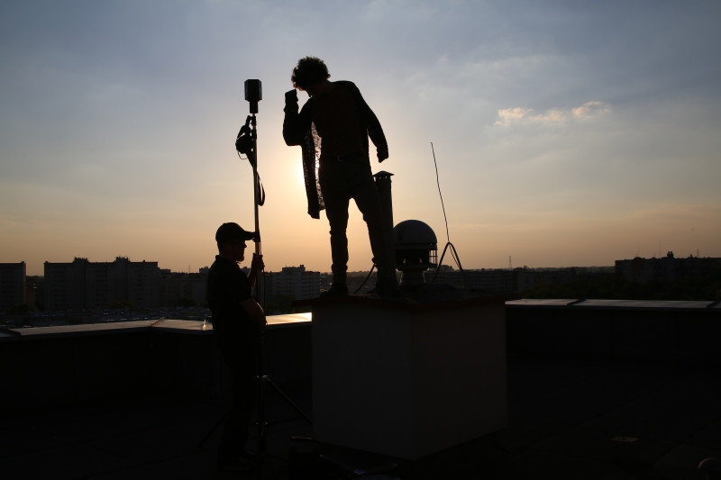 Dawid Podsiadło na planie teledysku "Trójkąty i kwadraty" (fot. Katarzyna Cieślik / Sony Music Poland)