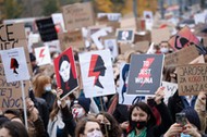 28.10.2020 Warszawa . Protest  Idziemy na Spacer  - spod siedziby skrajnie konserwatywnej prawicowej organizacji Ordo Iuris (na ul. Zielnej 39) . Siodmy dzien w Polsce trwaja masowe protesty i demonstracje po orzeczeniu TK - legalna aborcja w przypadku ciezkich i nieodwracalnych wad plodu jest niezgodna z konstytucja ( trybunal Julii Przylebskiej jest calkowicie kontrolowany przez szefa patii rzadzacej Jaroslawa Kaczynskiego ) 