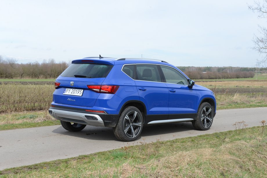 Seat Ateca ma klasyczną, stonowaną sylwetkę. Uwagę zwrócą jedynie detale, jak choćby srebrne wstawki wzdłuż progów oaz w dolnej części zderzaków.