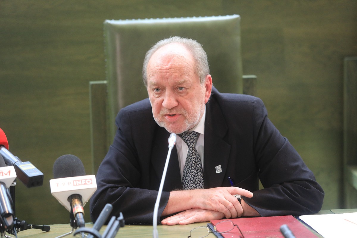 Prezydent przed wyrażeniem zgody na dalsze zajmowanie stanowiska zasięga opinii KRS.