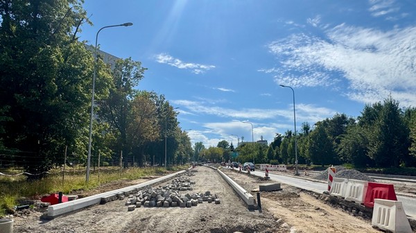 Na wysokości ulicy Zaporoskiej układane są już krawężniki pod nowa jezdnię.