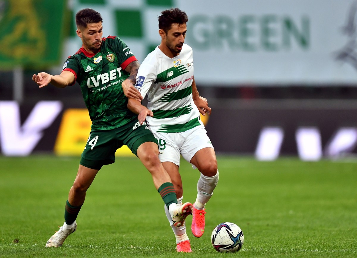 Piłkarz Śląska Dani Quintana (L) i Ilkay Durmus z Lechii
