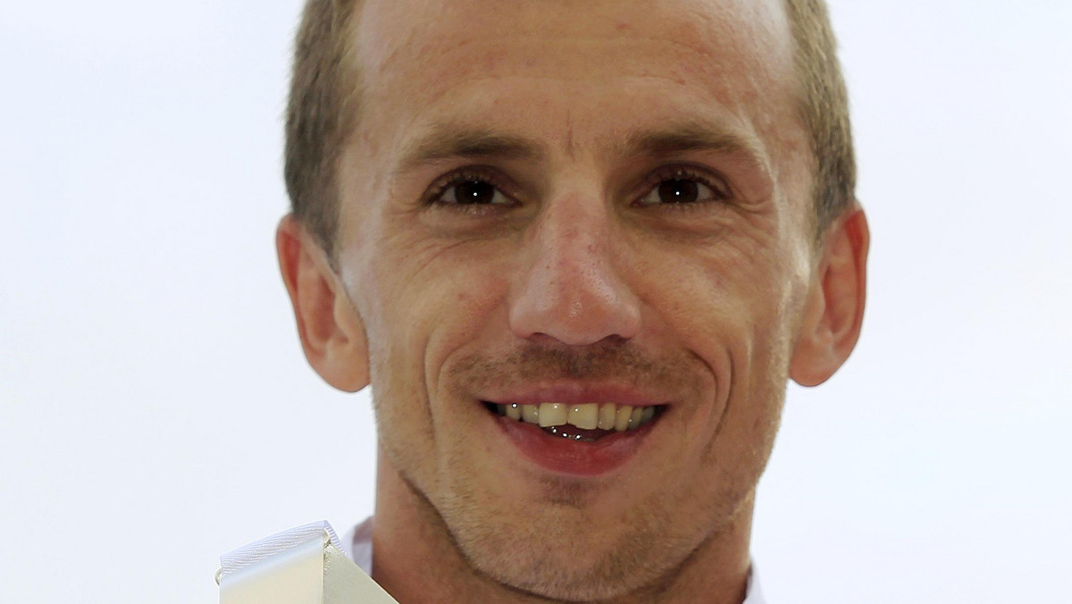 Grzegorz Sudoł, który wywalczył srebrny medal w chodzie na 50 kilometrów na mistrzostwach Europy w lekkiej atletyce, odbywających się w Barcelonie. Medal odebrał z rąk Roberta Korzeniowskiego.