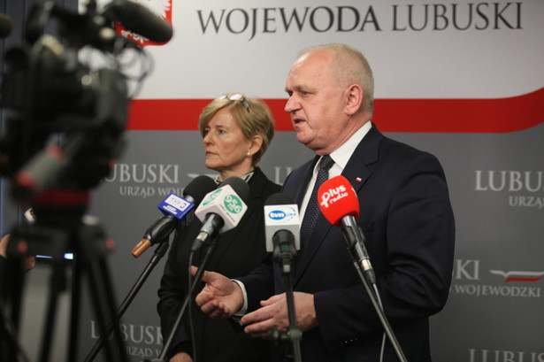 Wojewoda lubuski Władysław Dajczak oraz wojewódzki inspektor sanitarno-epidemiologiczny dr Dorota Konaszczuk