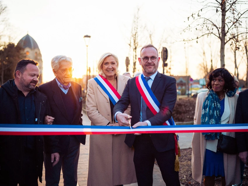 Marin Le Pen i Bernar d’Ormal na otvaranju Avenije Brižit Bardo u Enen-Bomonu, Francuska, 8. marta