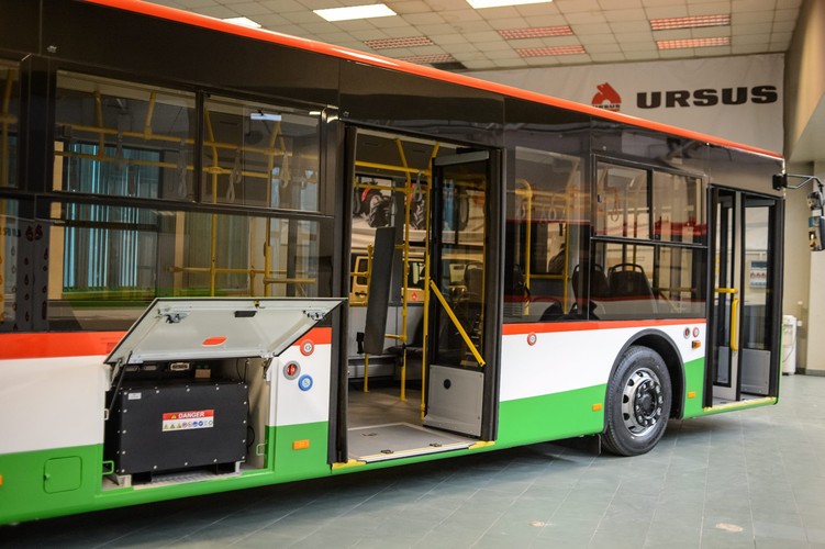 Rozładowane baterie można będzie szybko wymieniać na naładowane, ponieważ akumulatory umieszczone są w łatwo dostępnych miejscach - po bokach pojazdu, na wysokości podłogi. <br><br>. (mgo) PAP/Wojciech Pacewicz