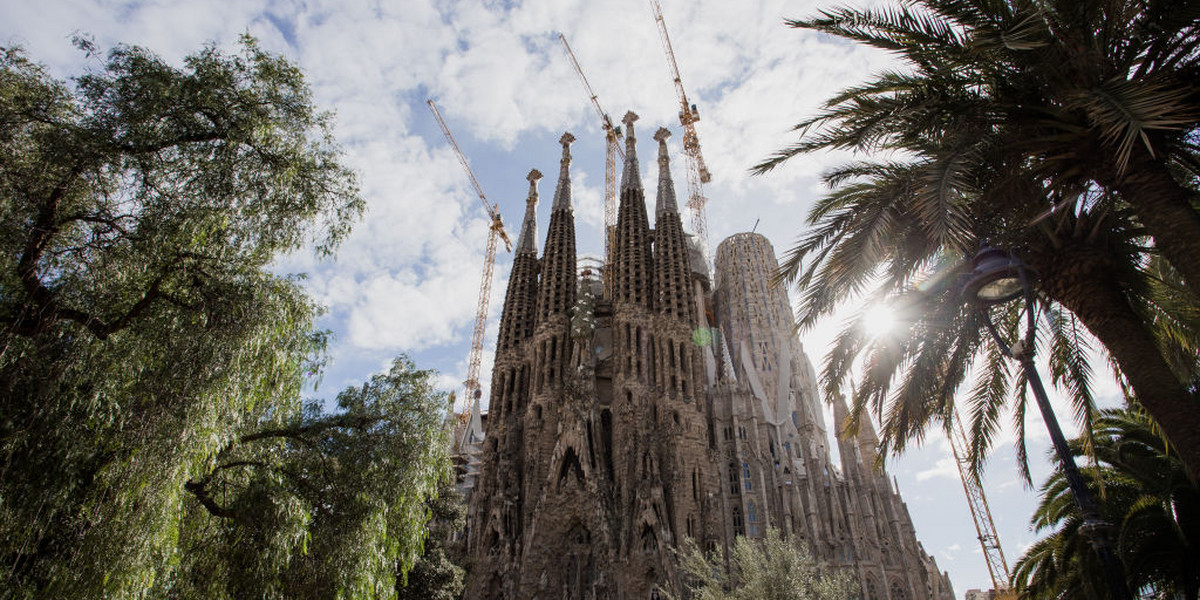 Budowa Sagrady Familii rozpoczęła się w 1882 roku. Ma zostać ona zakończona w 2026 w setną rocznicę śmieci Antonio Gaudíego, 144 lata po rozpoczęciu tego gigantycznego projektu. 